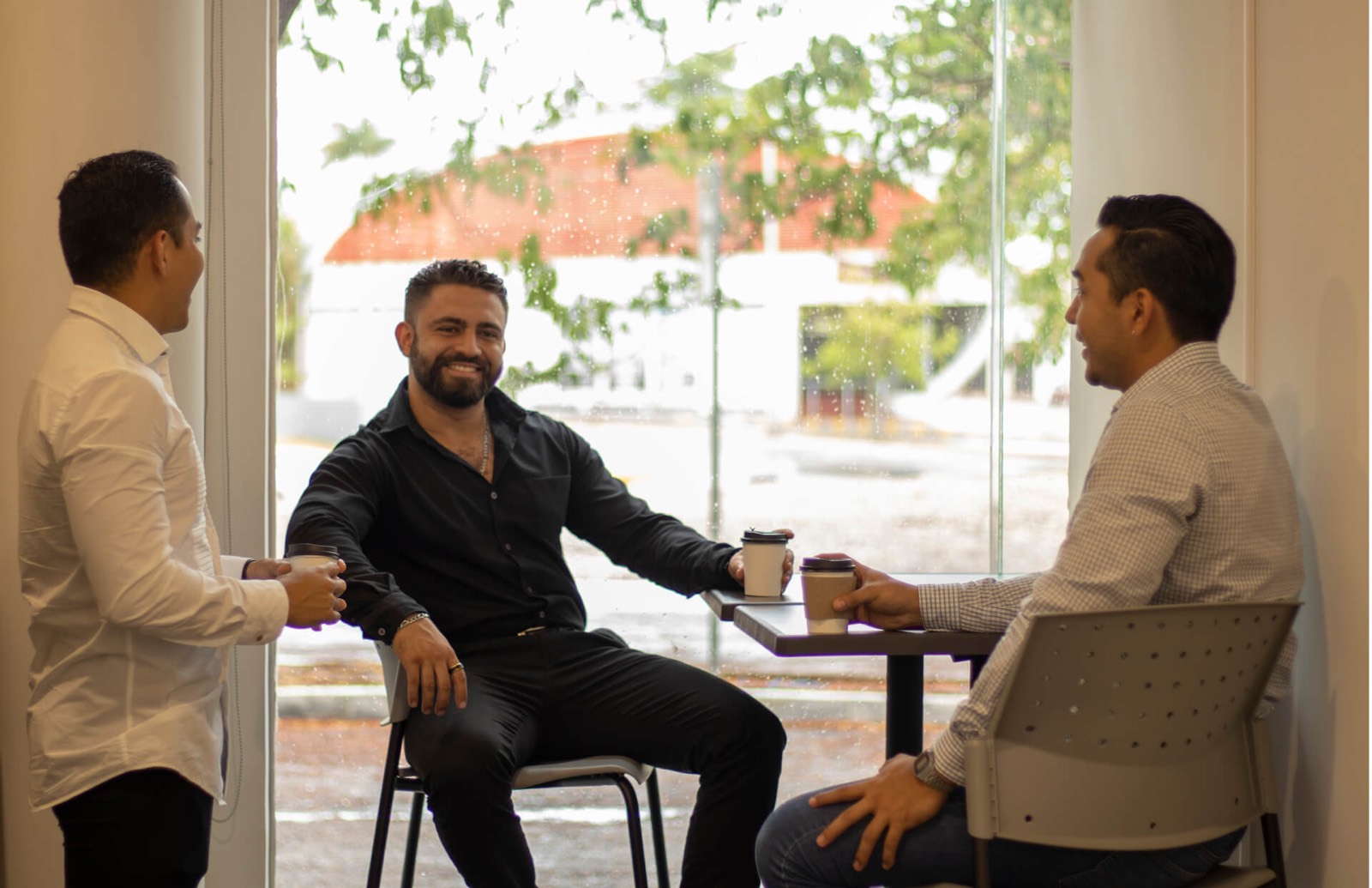 Área común y coffee break del centro de negocios Quince Quince en Mérida