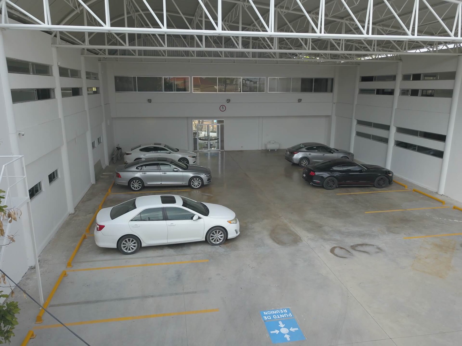 Estacionamiento privado techado para las oficinas en renta de Quince Quince Mérida