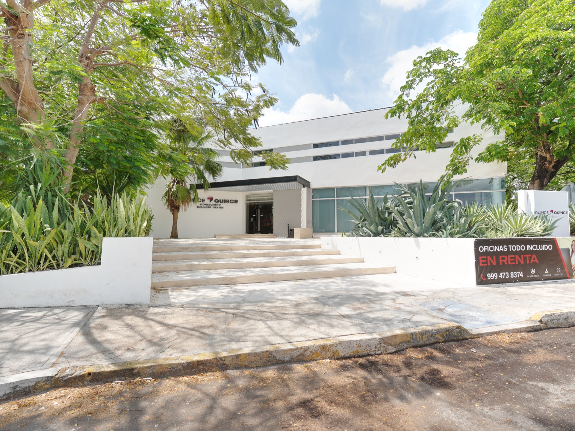 Fachada del centro de negocios Quince Quince en Residencial Montecristo, norte de Mérida